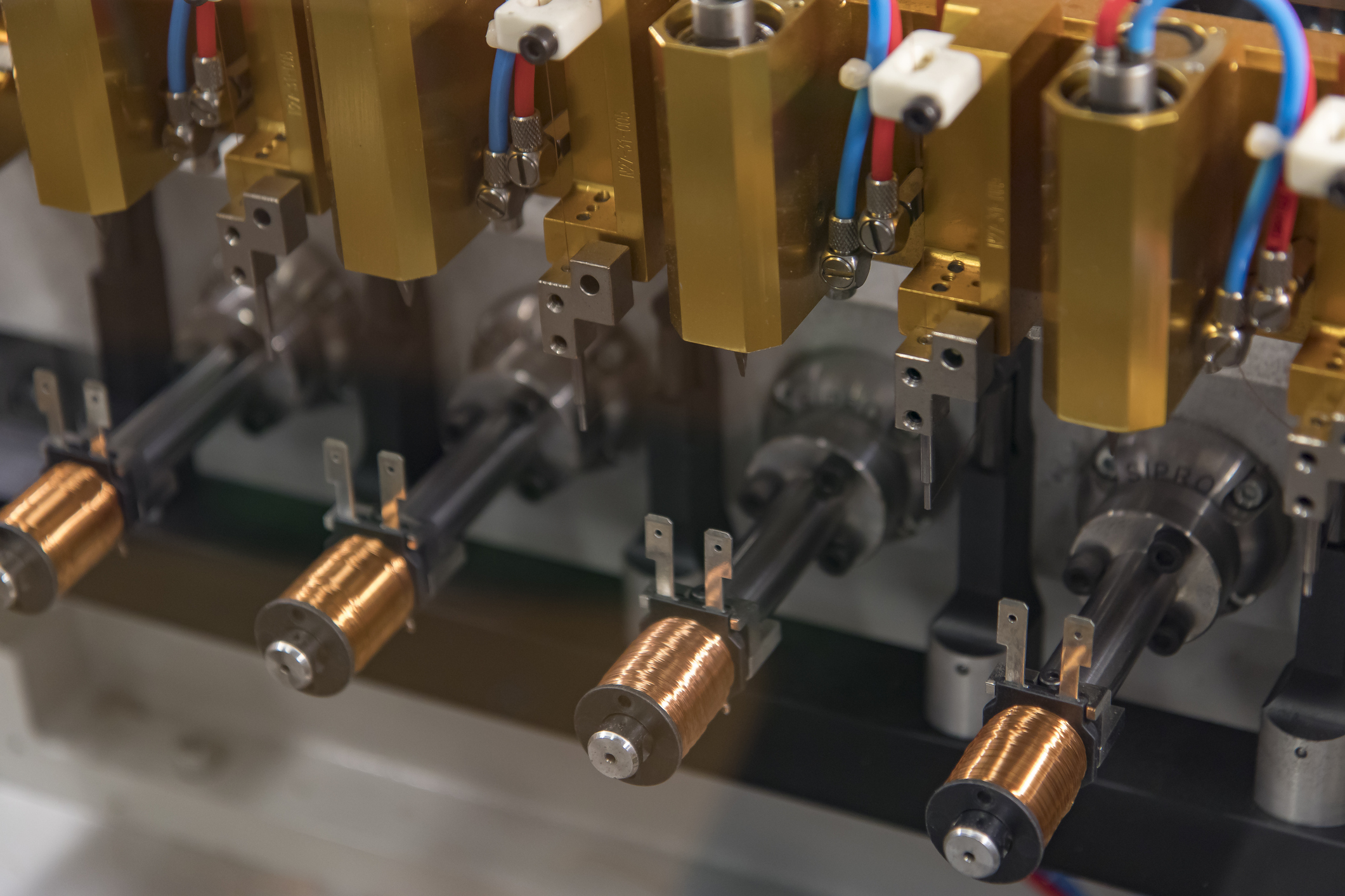 电磁阀线圈生产的关键因素：选择合适的电线、绝缘层和包覆成型造就最佳性能 ​​​​​​​